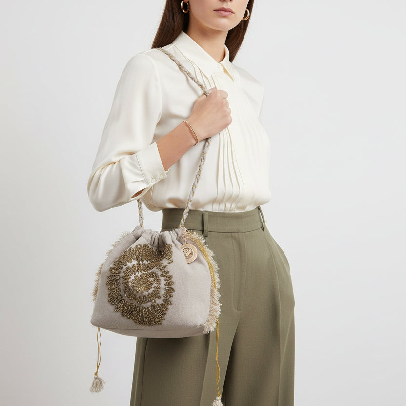 Bolso 100% fibra natural tipo saco con flecos y diseño de espiral brillante - Moments by You