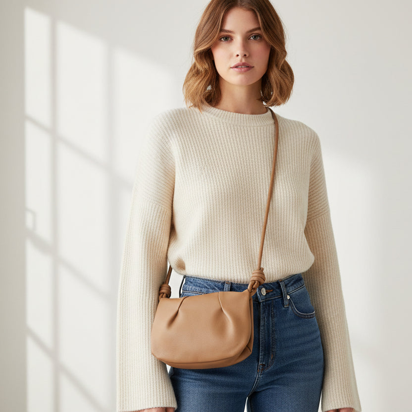 Bolso bandolera con solapa plisada y nudos color camel - mbyou - Moments by You