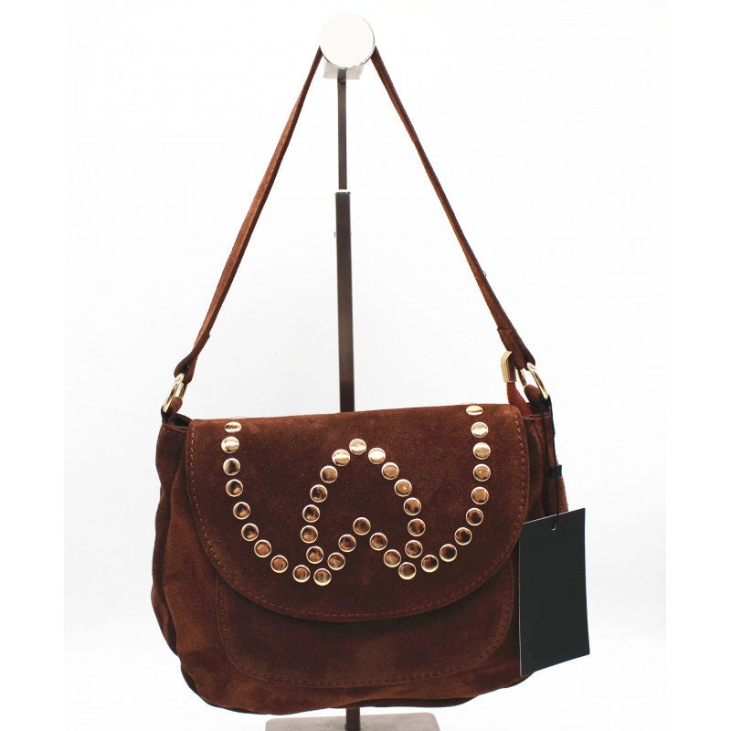 Bolso de piel 100% acabado ante con tachuelas en acabado dorado y solapa en color marrón - mbyou