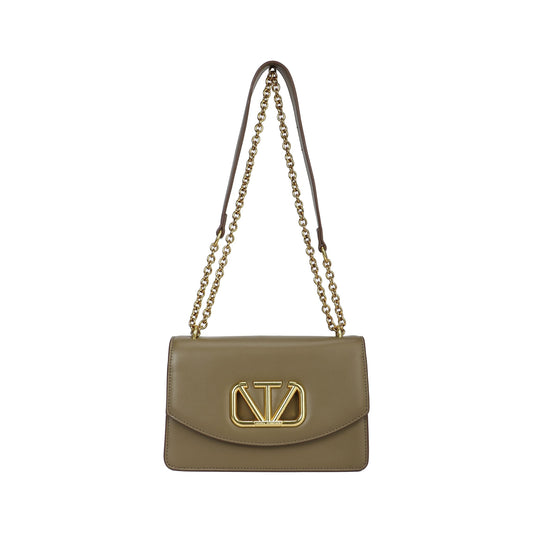 Bolso bandolera rígido con solapa y detalle de logo dorado color verde oliva - mbyou