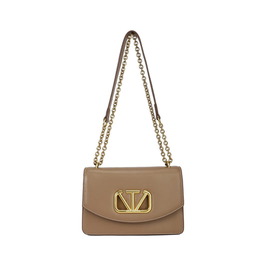 Bolso bandolera rígido con solapa y detalle de logo dorado color marrón grisáceo - mbyou