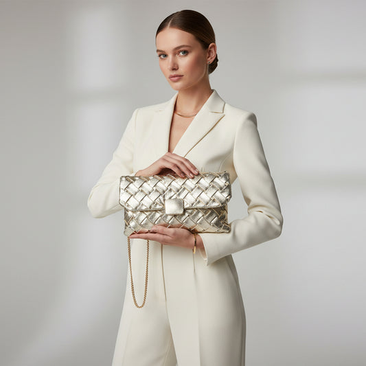 Bolso de mano tipo clutch con tejido metalizado y acabado trenzado color dorado - Moments by You