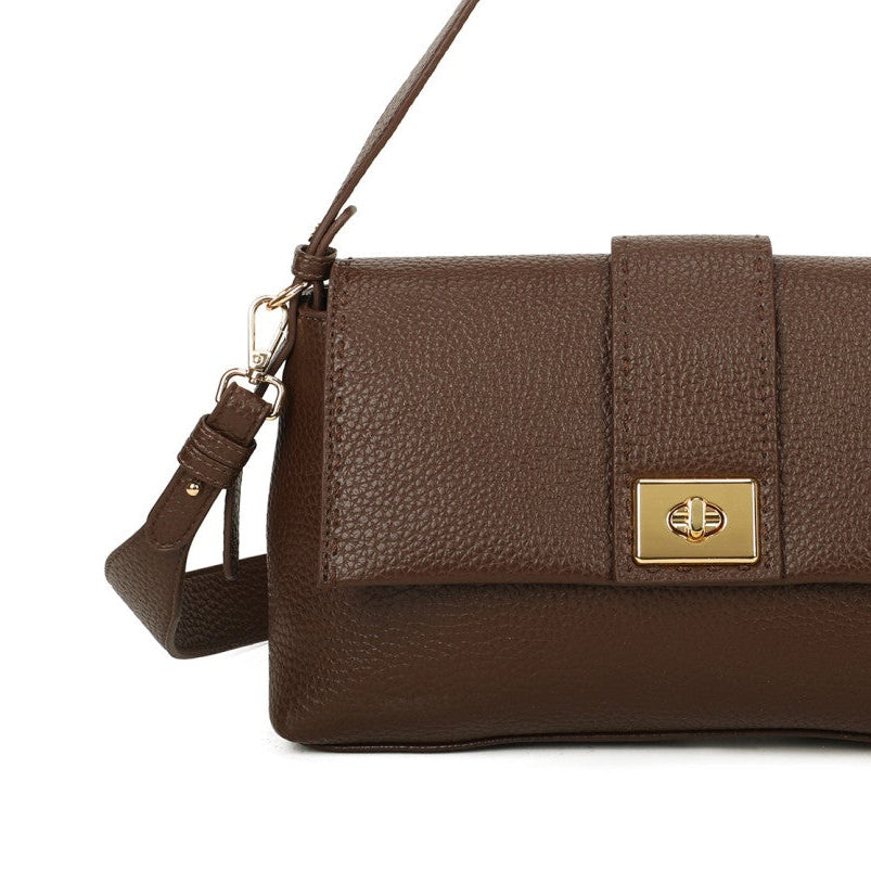 Bolso con asa y bandolera con solapa efecto piel en color marrón chocolate - mbyou