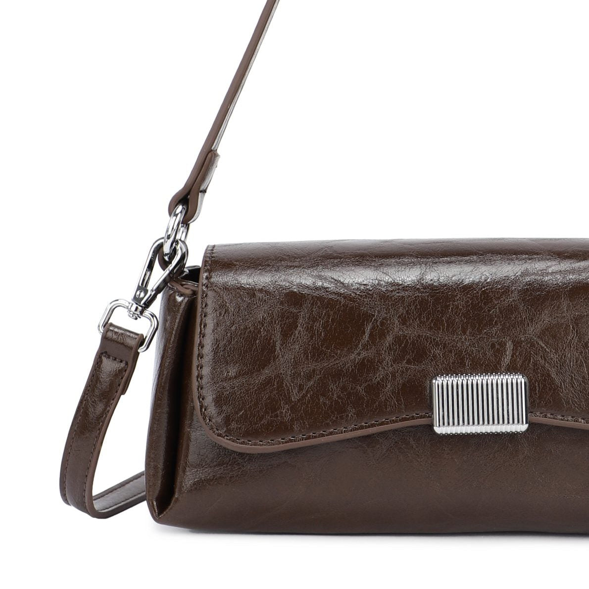 Bolso de hombro y bandolera de color marrón chocolate con solapa, alargado con herrajes plata- mbyou