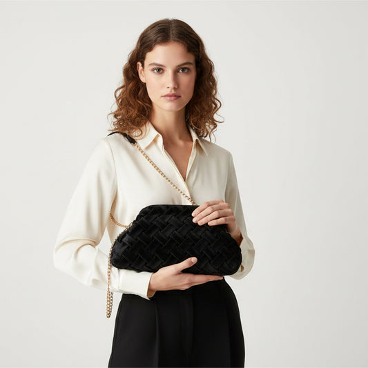 Bolso tipo clutch de mano con textura de terciopelo trenzada en color negro - mbyou - Moments by You