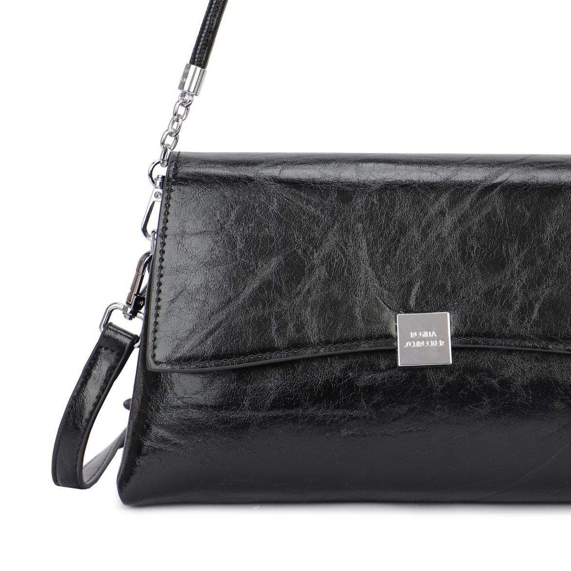 Bolso de hombro mediano con solapa y textura arrugada y acabado plata color negro - mbyou