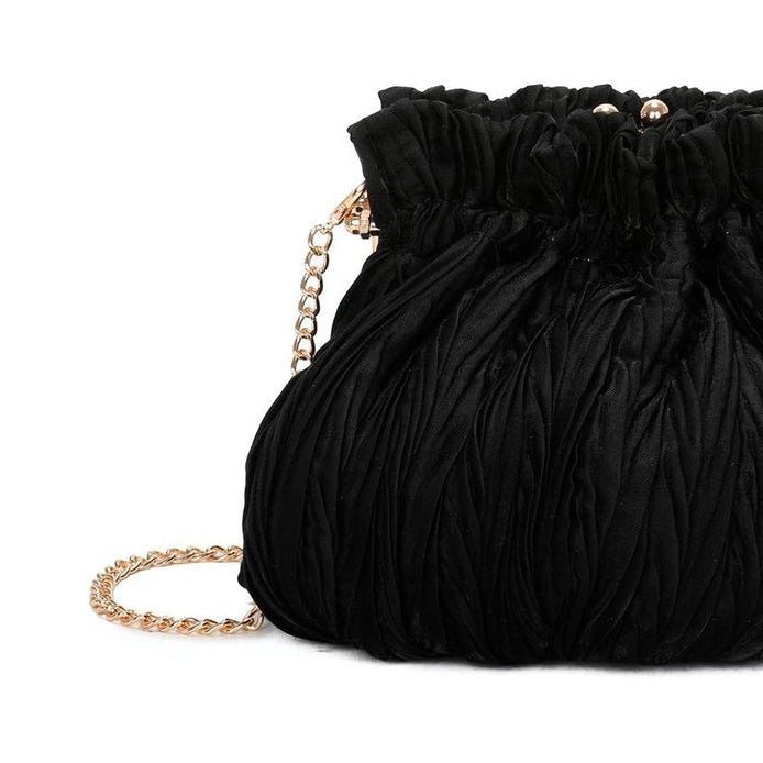 Sac à main pochette de soirée en satin noir avec bretelles croisées
