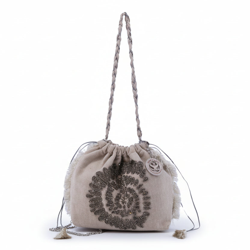 Bolso 100% fibra natural tipo saco con flecos y diseño de espiral brillante - Moments by You