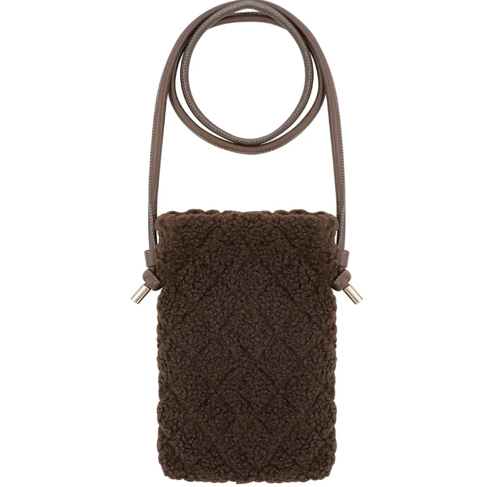 Bolso para el móvil con pelo de borrego en chocolate