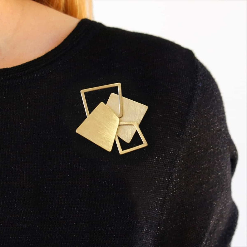 Broche con cuadrados irregulares en dorado y acabado mate