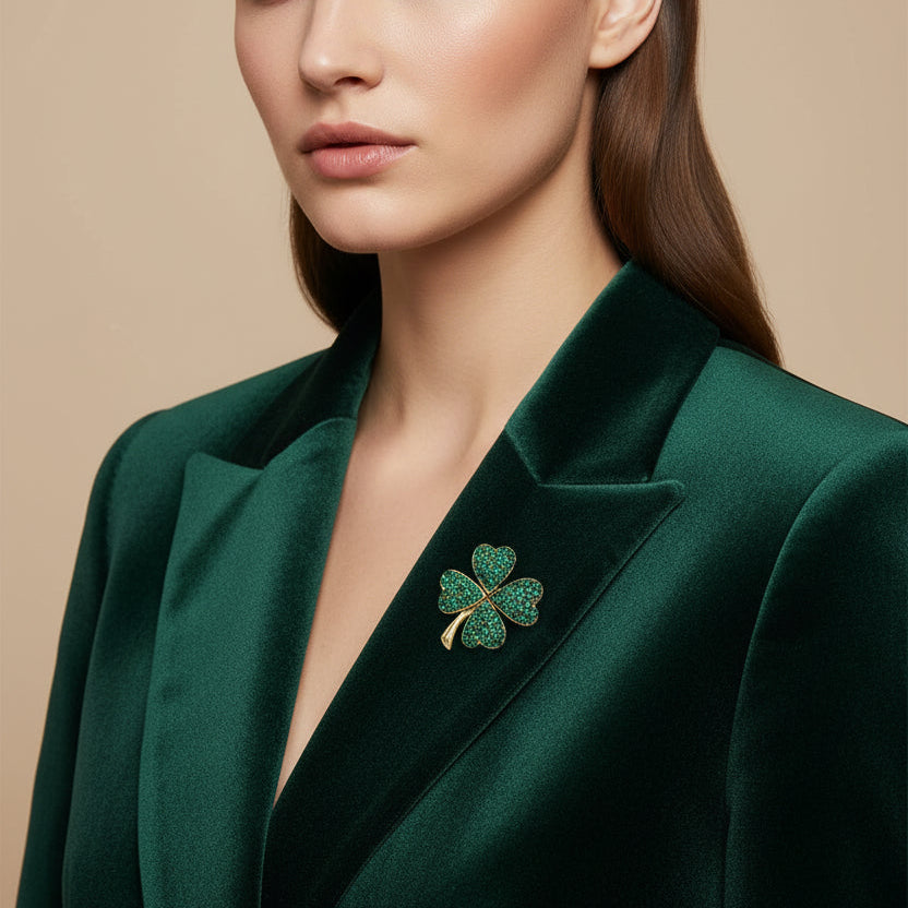 Broche en forma de trébol con circonitas verdes y acabado oro