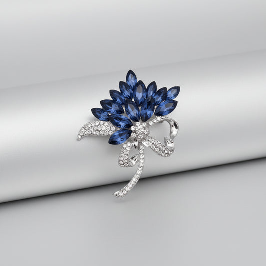 Broche estilo vintage con strass azul brillante y acabado plata - Moments by You