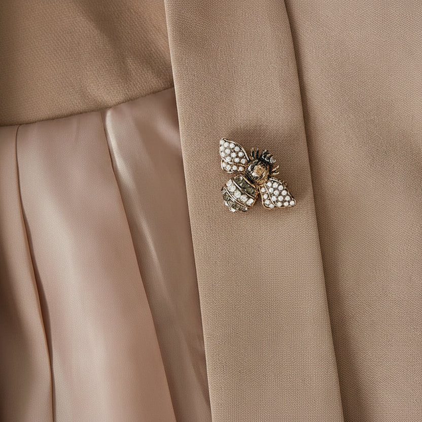 Broche en forma de abeja con circonitas y perlas acabado oro - Moments by You