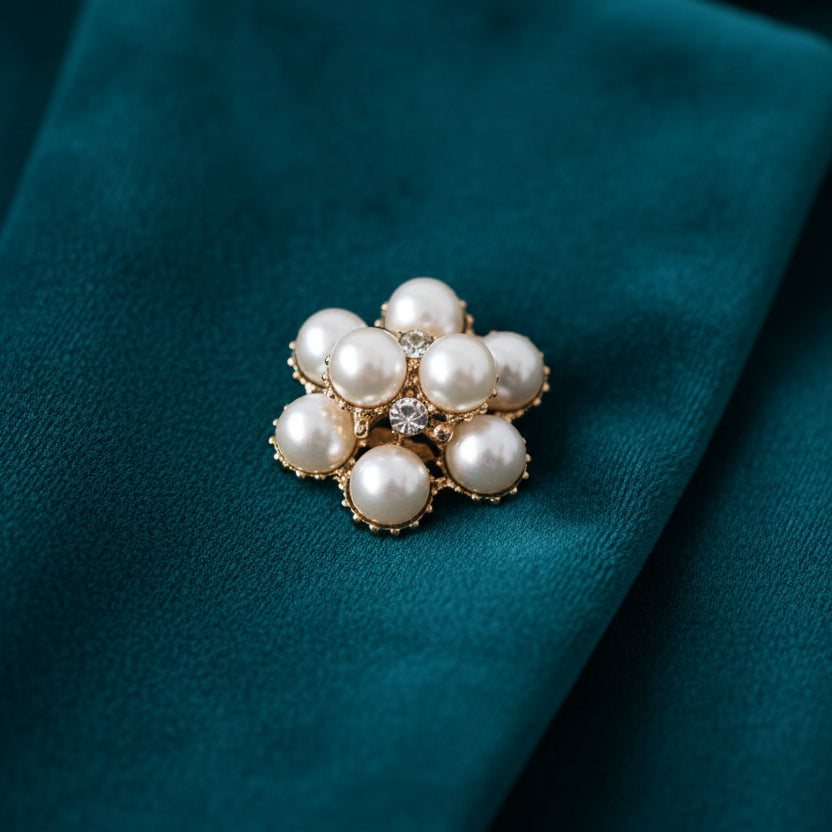 Broche con forma irregular de perlas blancas y acabado oro - Moments by You