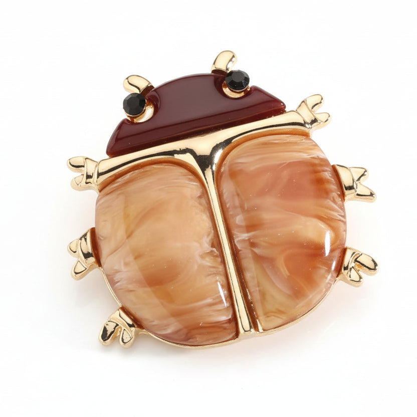 Broche en forma de mariquita en color marrón y acabado oro