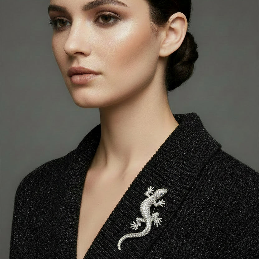Broche en forma de lagartija en color blanco, ojos negros y acabado plata