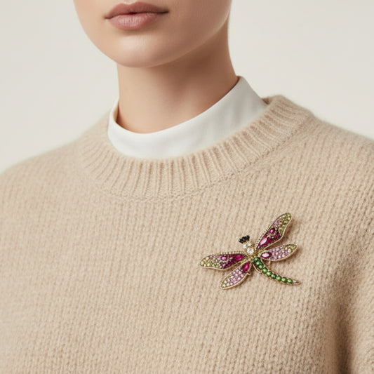 Broche grande en forma de libélula con circonitas de varios colores y acabado oro