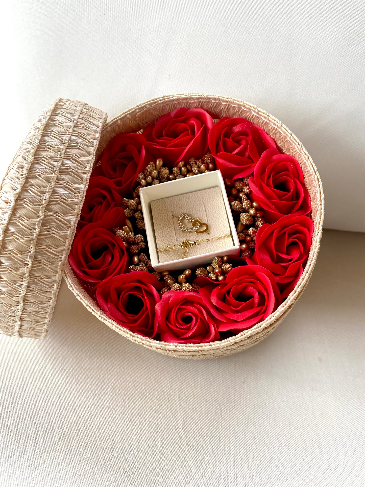 Cofre joyero regalo beige pequeño con flores de jabón y pulsera de acero corazones enlazados