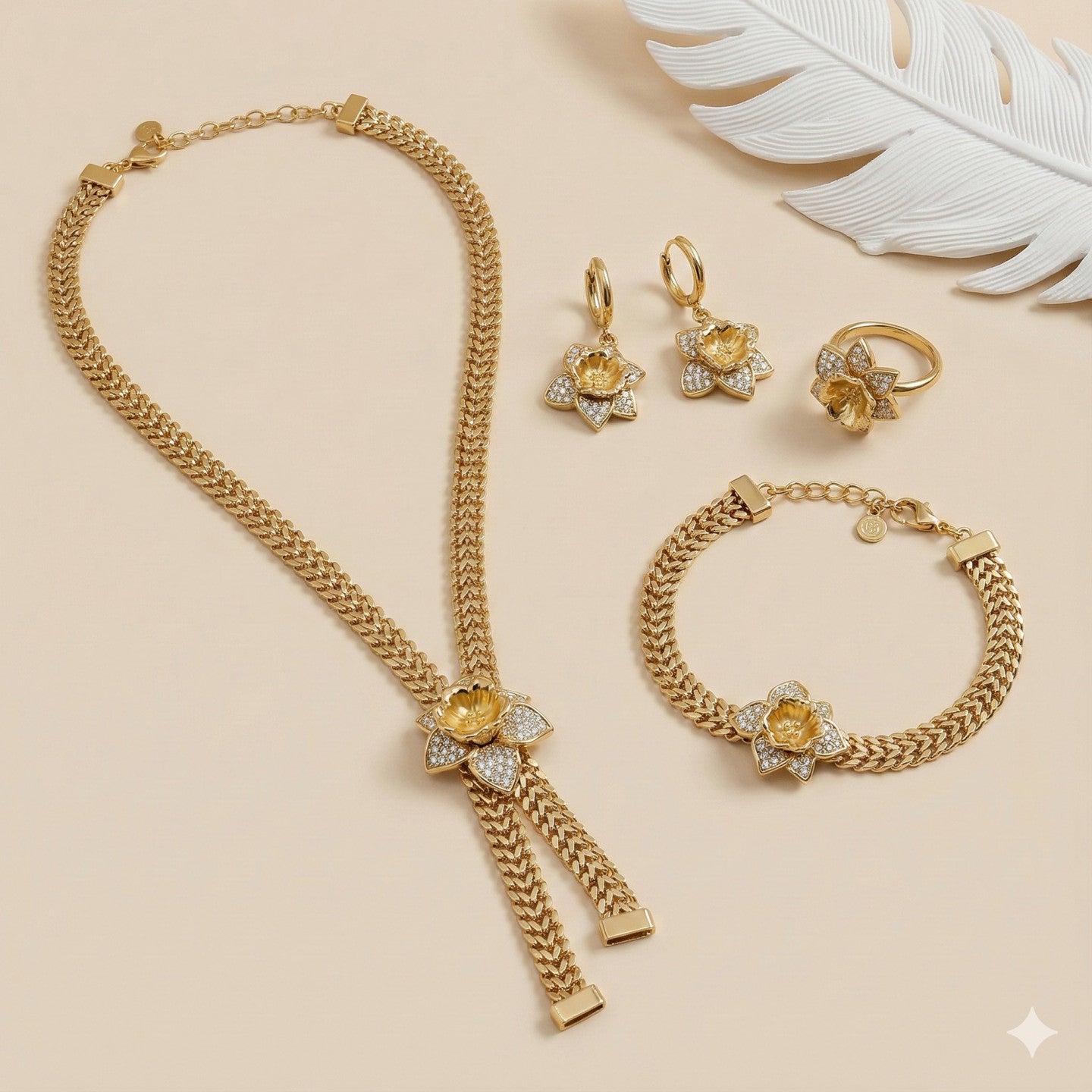 Pendientes colgantes de acero con una flor de Lis y circonitas acabado oro