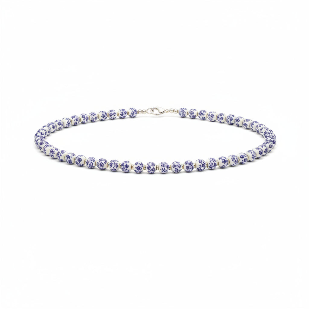Collar de acero con cuentas de porcelana y estampado floral en azul y blanco - Moments by You