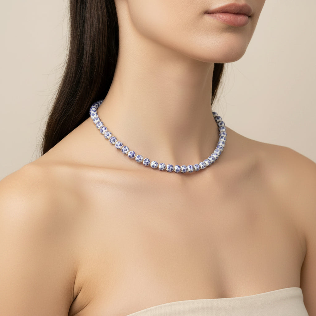 Collar de acero con cuentas de porcelana y estampado floral en azul y blanco - Moments by You
