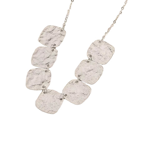 Collar de acero con láminas geométricas de textura rugosa