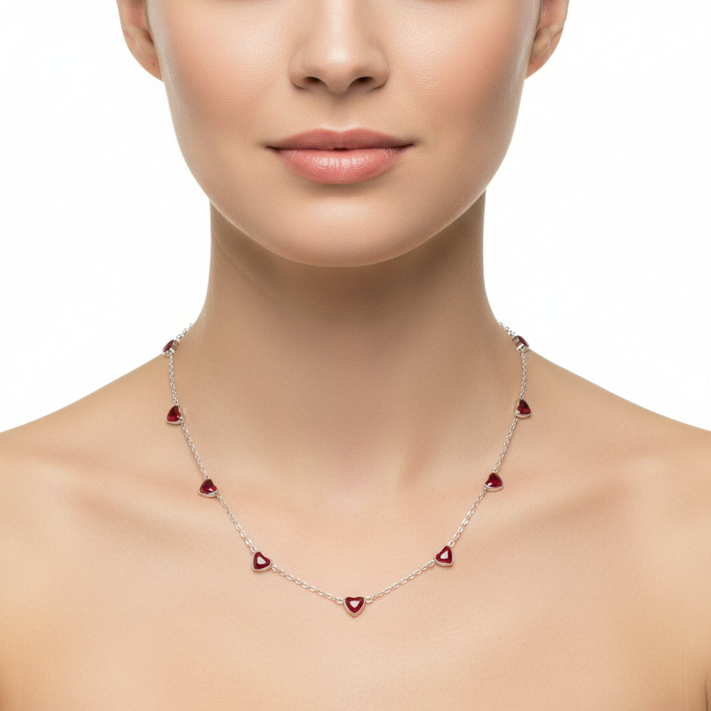 Collar en acero inoxidable con corazones rojos acabado plata