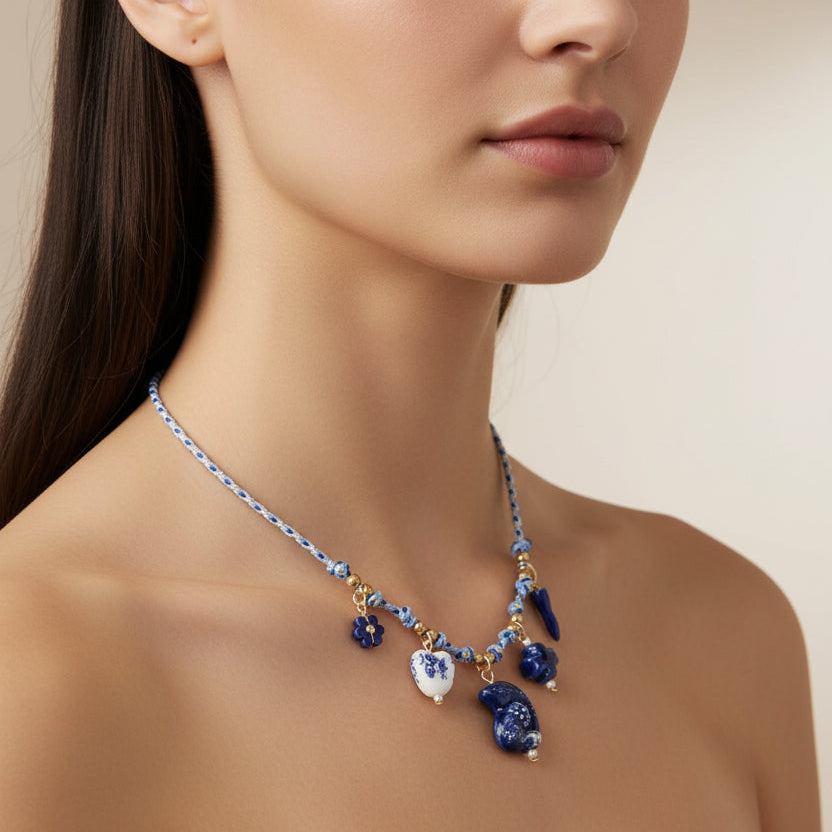 Collar de cuerda y acero con cuentas de diferentes formas y tamaños en color azul y blanco - Moments by You