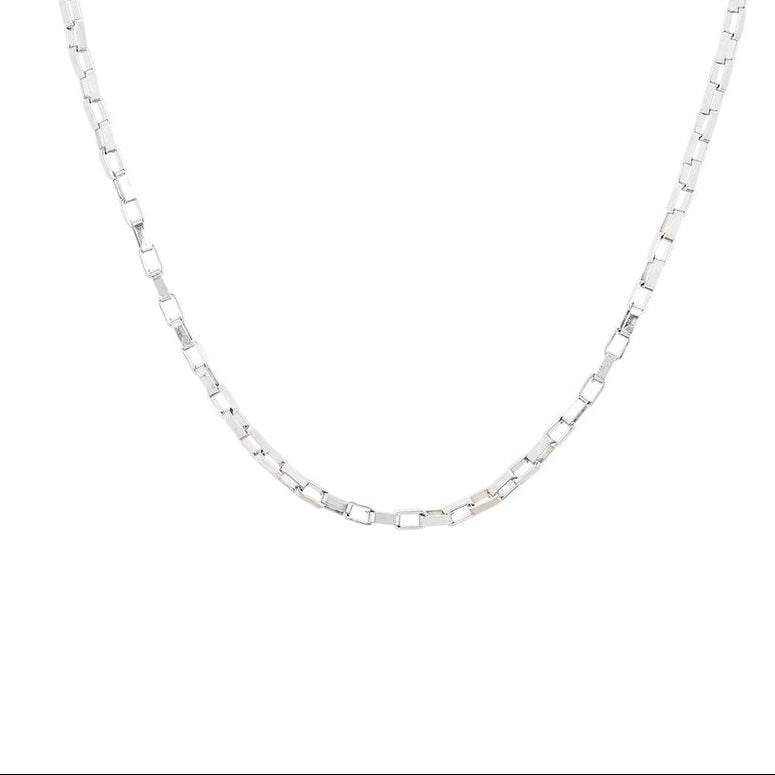 Cadena con eslabones pequeños y rectangulares en acabado plata