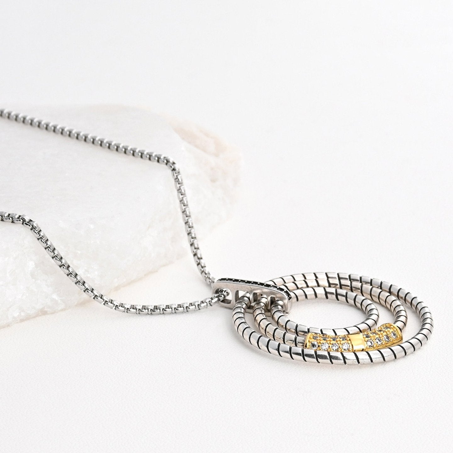 Collar de acero inoxidable con colgante circular bicolor y circonitas - mbyou