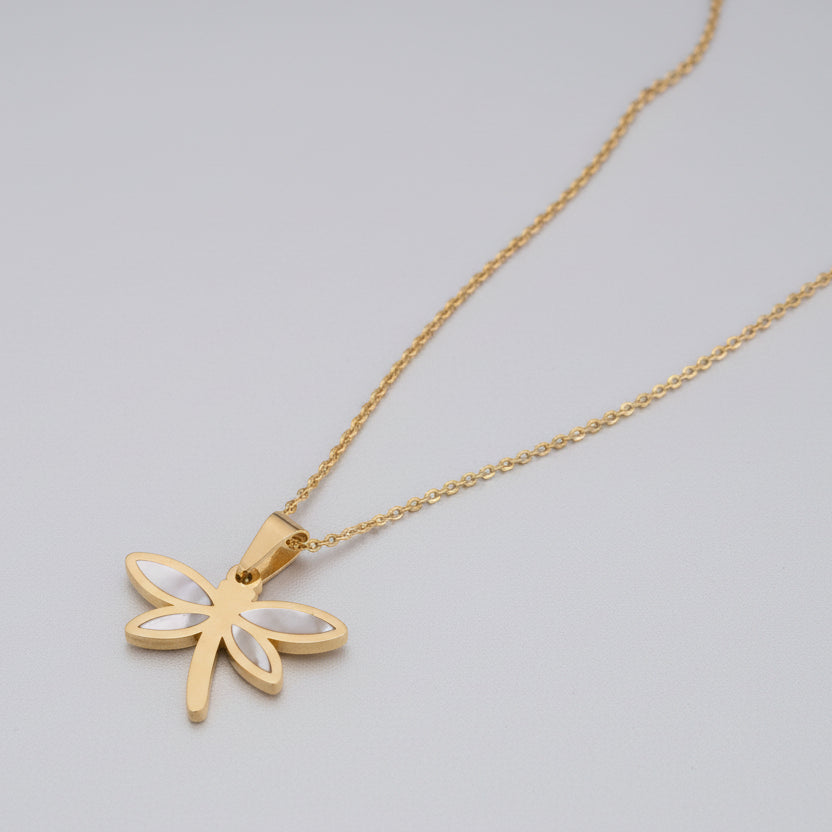Collar de acero con dije en forma de mariposa o libélula con nácar - Moments by You