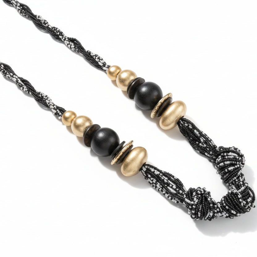 Collar largo artesanal trenzado con cuentas y detalles en dorado - Moments by You