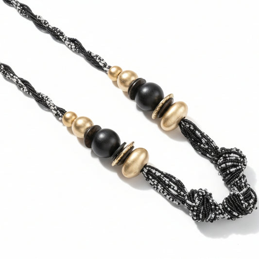 Collar largo artesanal trenzado con cuentas y detalles en dorado - Moments by You