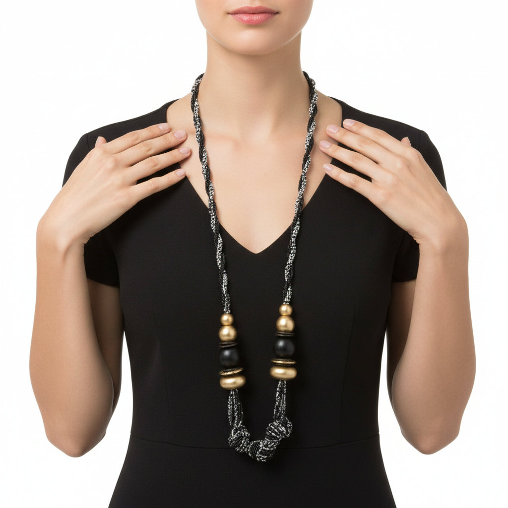 Collar largo artesanal trenzado con cuentas y detalles en dorado - Moments by You