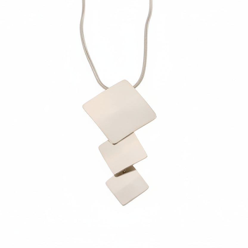 Collar de acero con colgante de tres pisos en forma geométrica