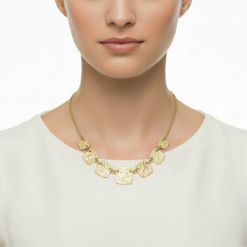 Collar de acero con láminas geométricas de textura rugosa