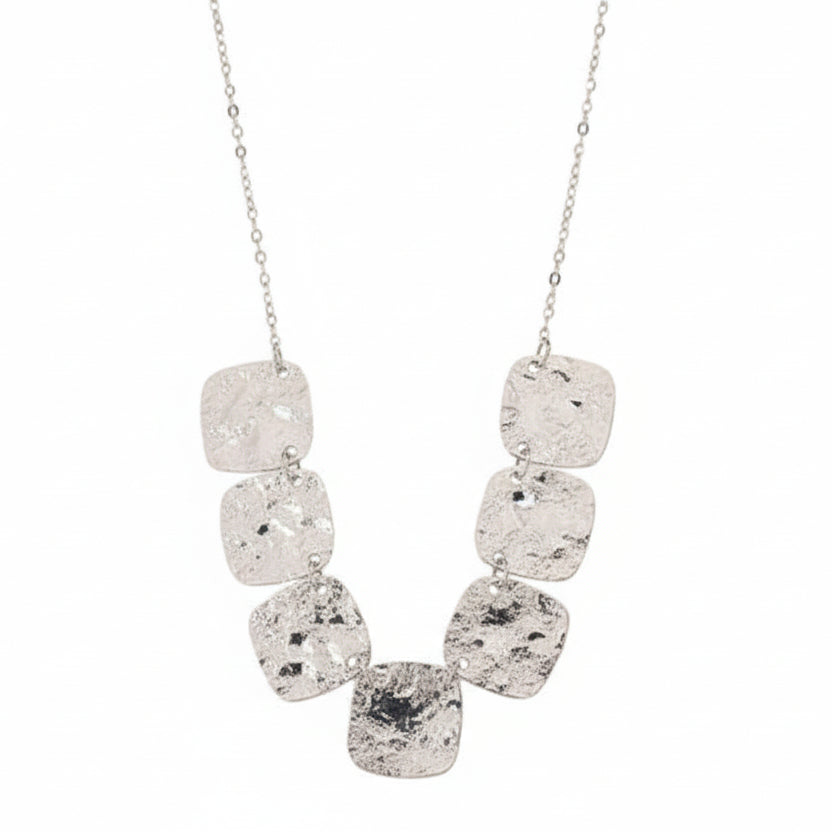 Collar de acero con láminas geométricas de textura rugosa