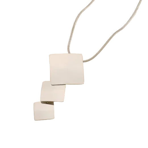 Collar de acero con colgante de tres pisos en forma geométrica