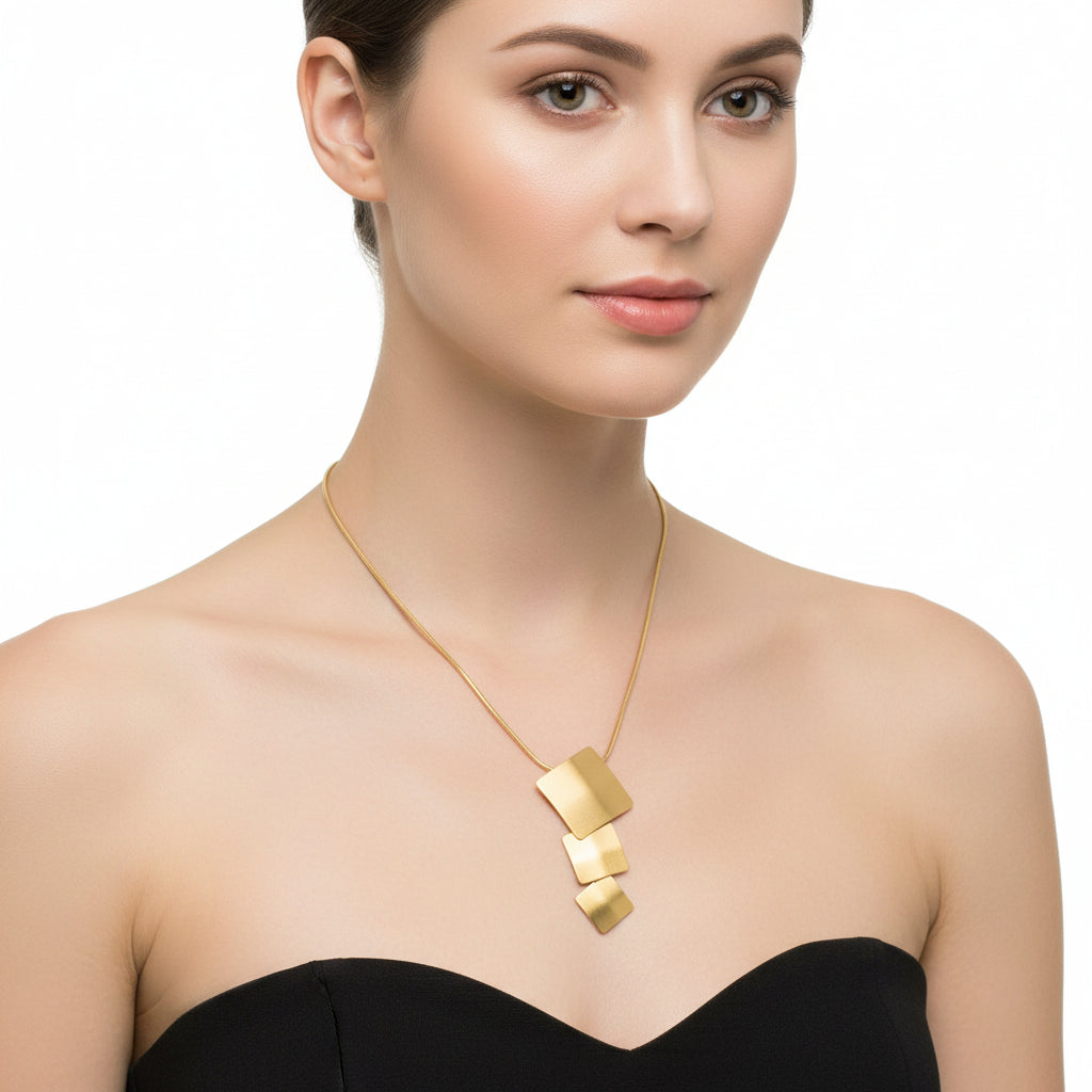 Collar de acero con colgante de tres pisos en forma geométrica