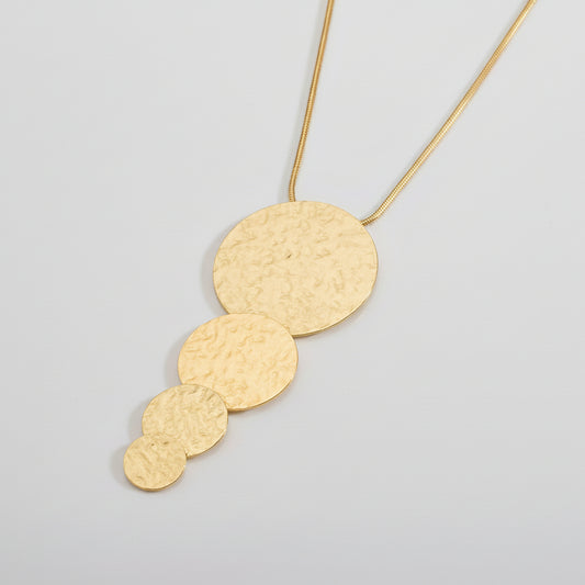 Collar largo de acero con cuatro alturas de círculos con textura en acabado oro - Moments by You