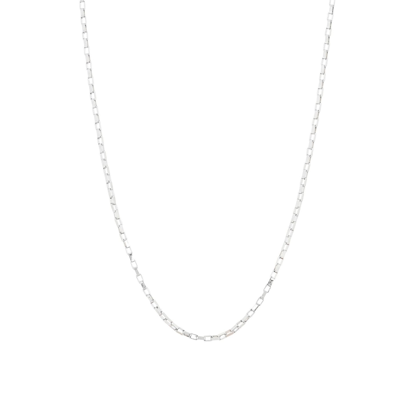 Cadena con eslabones pequeños y rectangulares en acabado plata