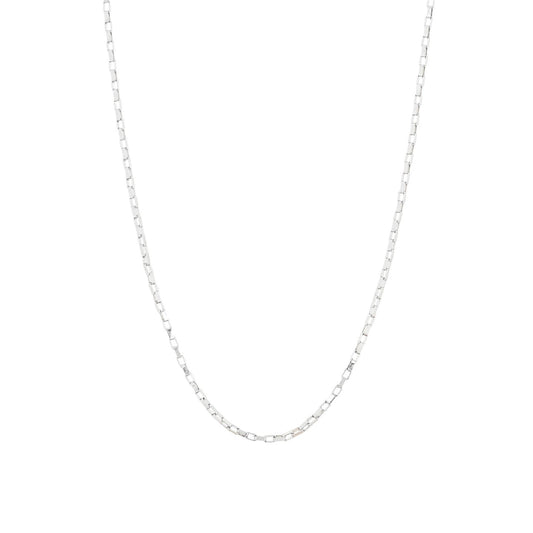 Cadena con eslabones pequeños y rectangulares en acabado plata