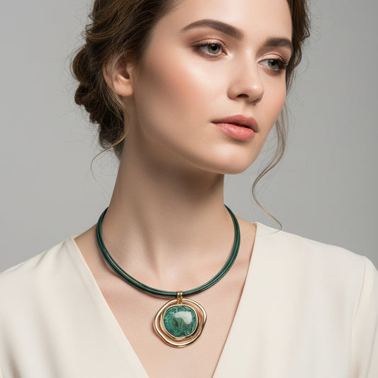 Collar de acero con medallón en acabado oro y piedra marmolada con purpurina - Moments by You