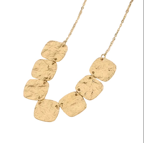 Collar de acero con láminas geométricas de textura rugosa