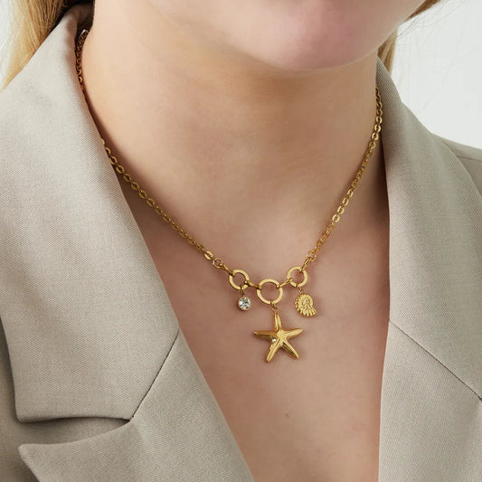 Collar de acero con aros que cuelgan dijes del mar y una circonita acabado oro - Moments by You