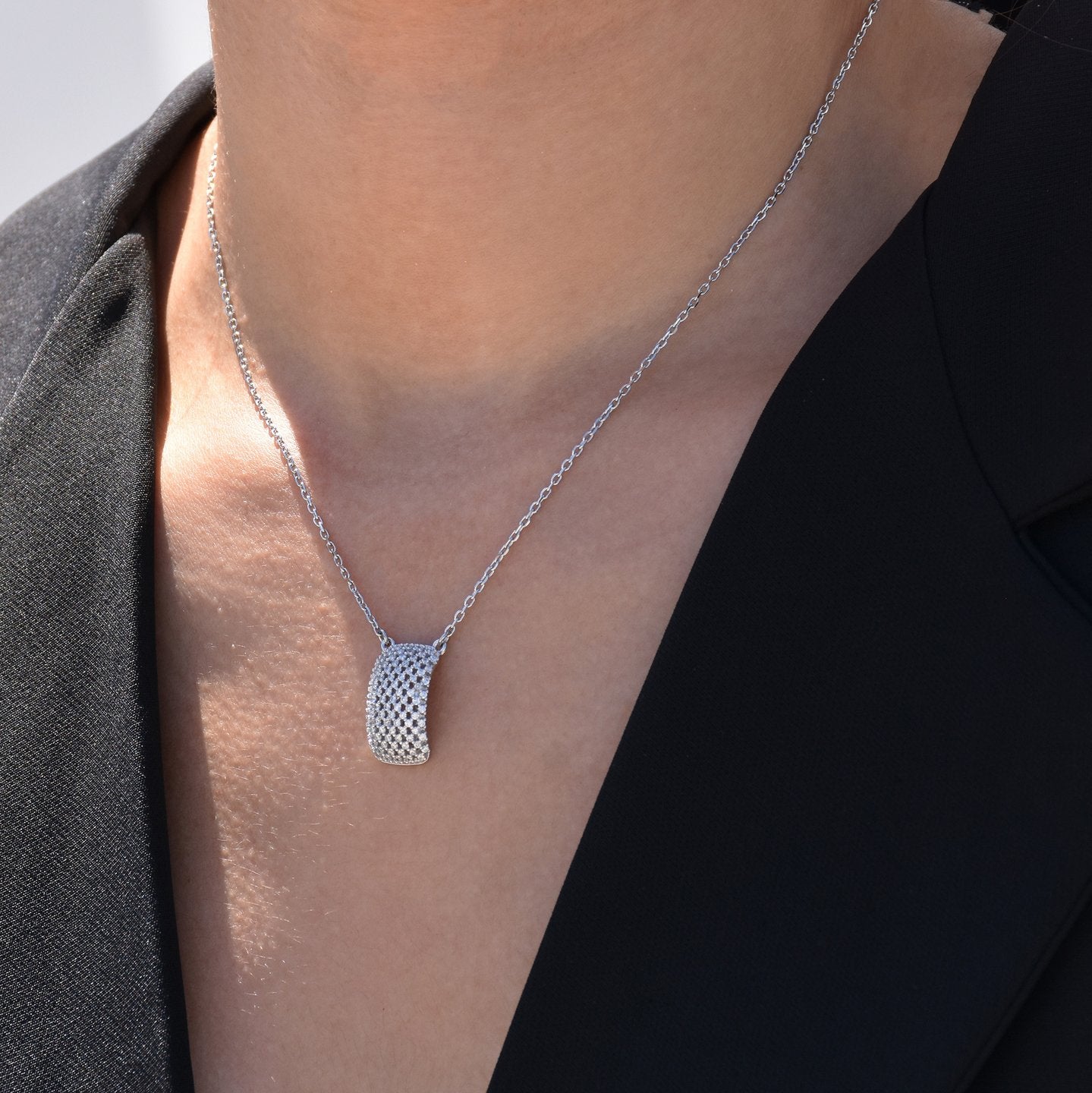 Collar media luna con circonitas acabado oro blanco