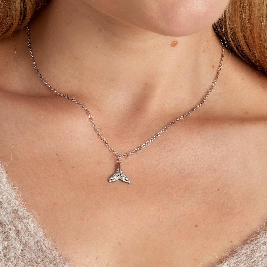 Collar de acero inoxidable con forma de cola de ballena con circonitas y acabado oro - mbyou