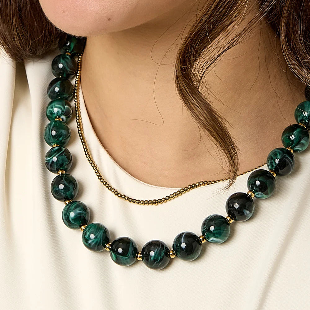 Collar acrílico de esferas marmoladas y de acero en acabado oro - Moments by You