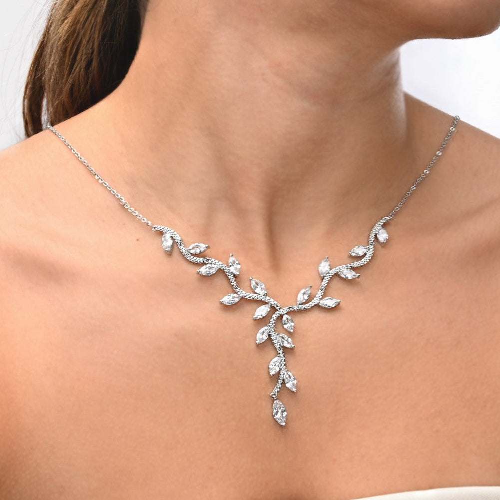 Conjunto Collar y Pendientes con forma de hojas en enredadera de circonitas acabado plata