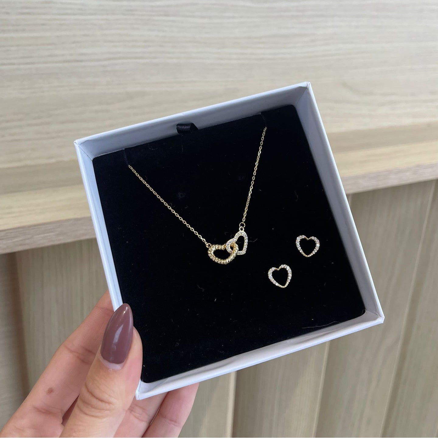 Pendientes cortos de corazón con circonitas